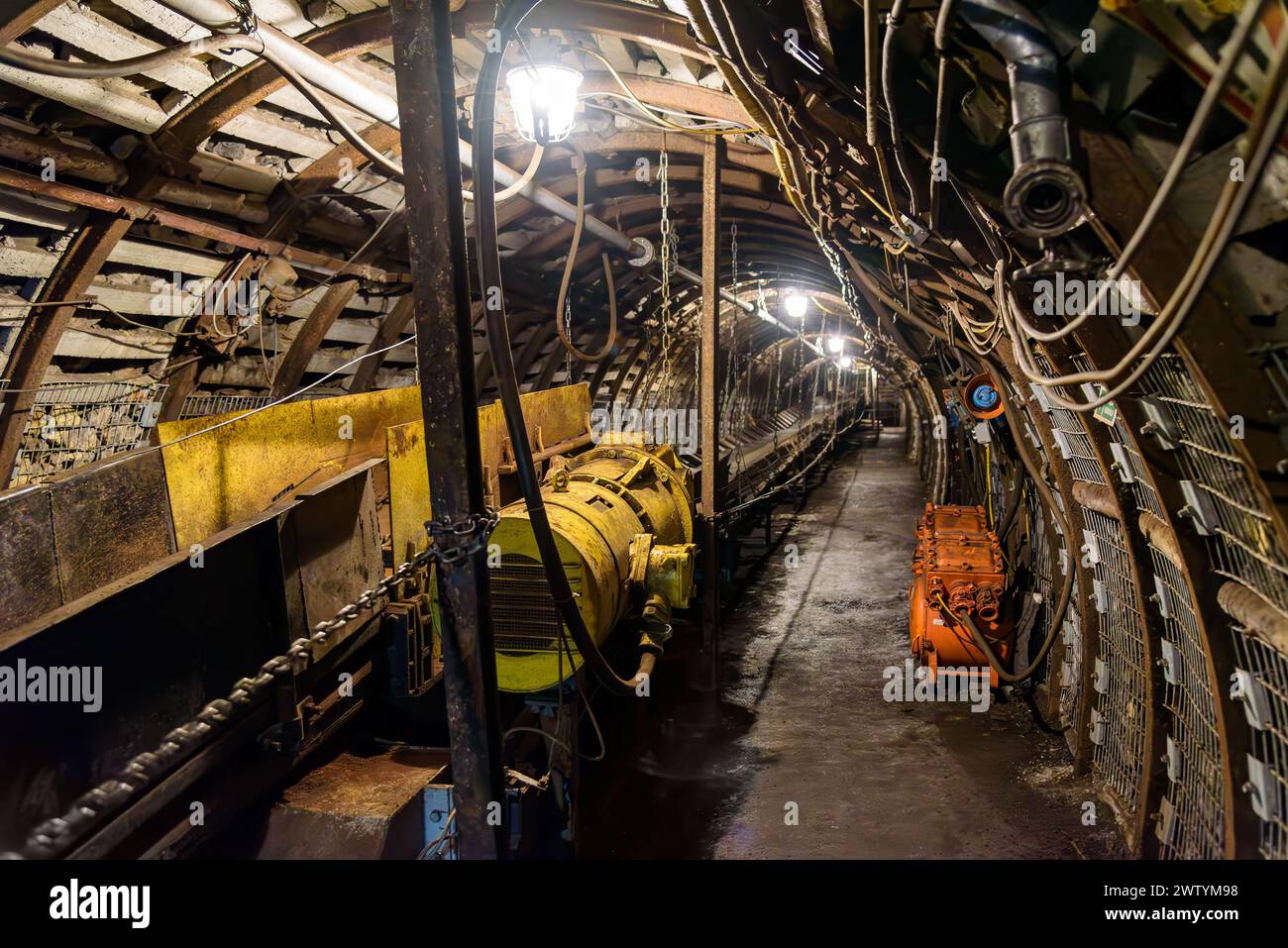 Convoyeur souterrain dans un tunnel minier pour le transport de charbon Banque D'Images