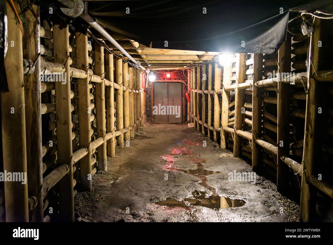 Tunnel souterrain dans une mine de charbon avec portes fermées de sas d'air Banque D'Images