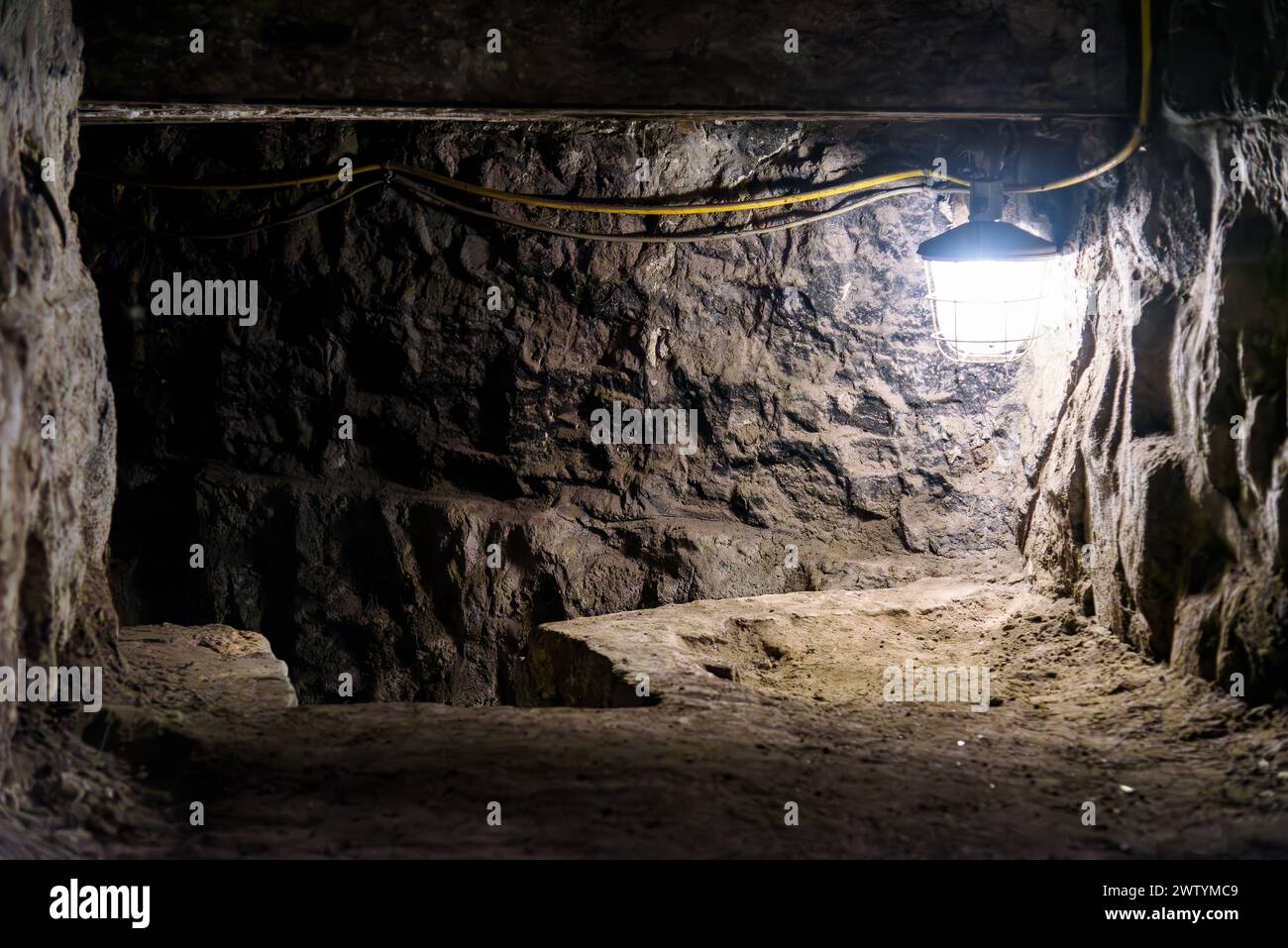 Tunnel souterrain dans la mine de charbon comme fond industriel Banque D'Images