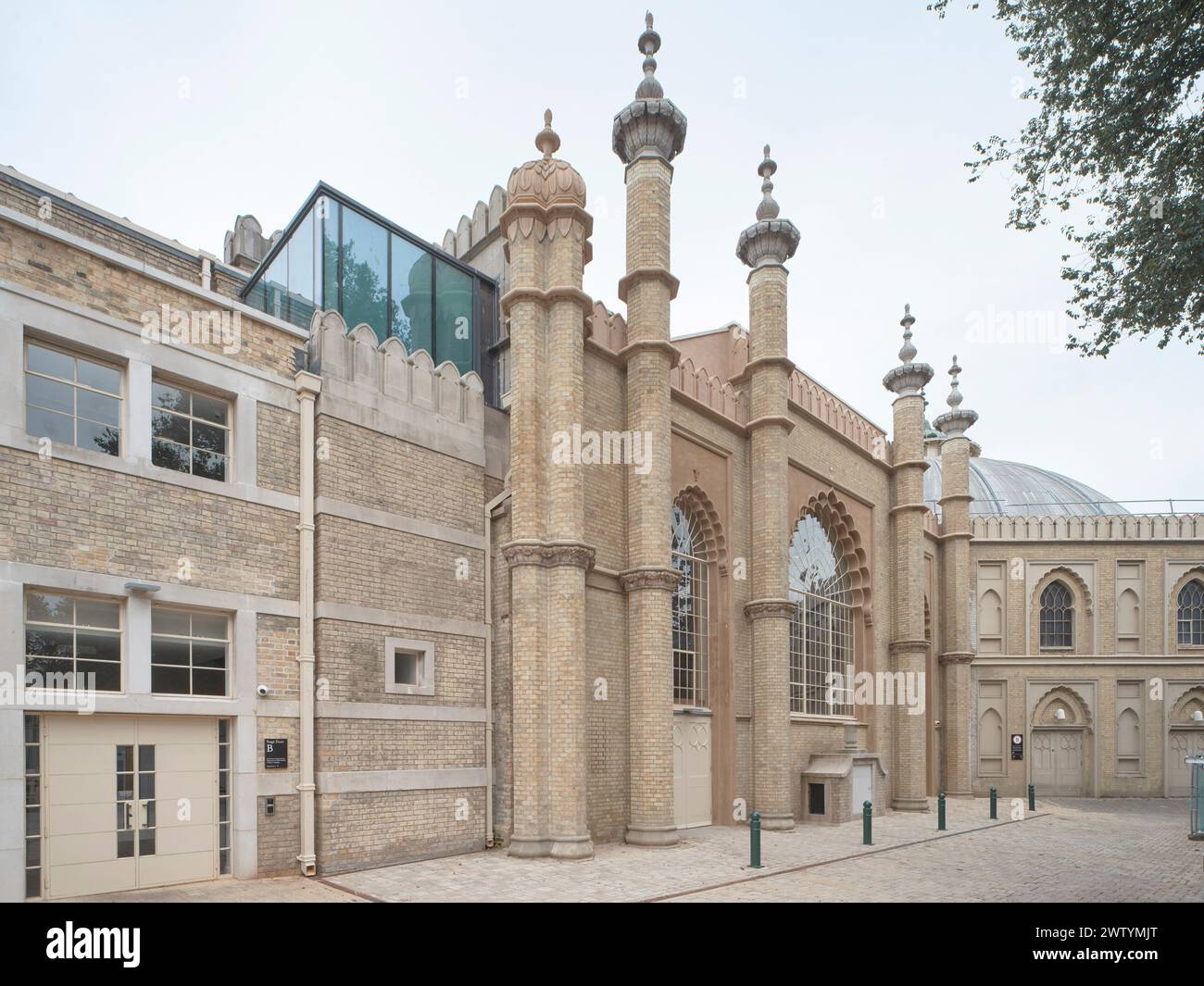 Vue oblique de la façade d'entrée. Brighton Dome Corn Exchange and Studio Theatre, Brighton, Royaume-Uni. Architecte : Feilden Clegg Bradley Studios LL Banque D'Images