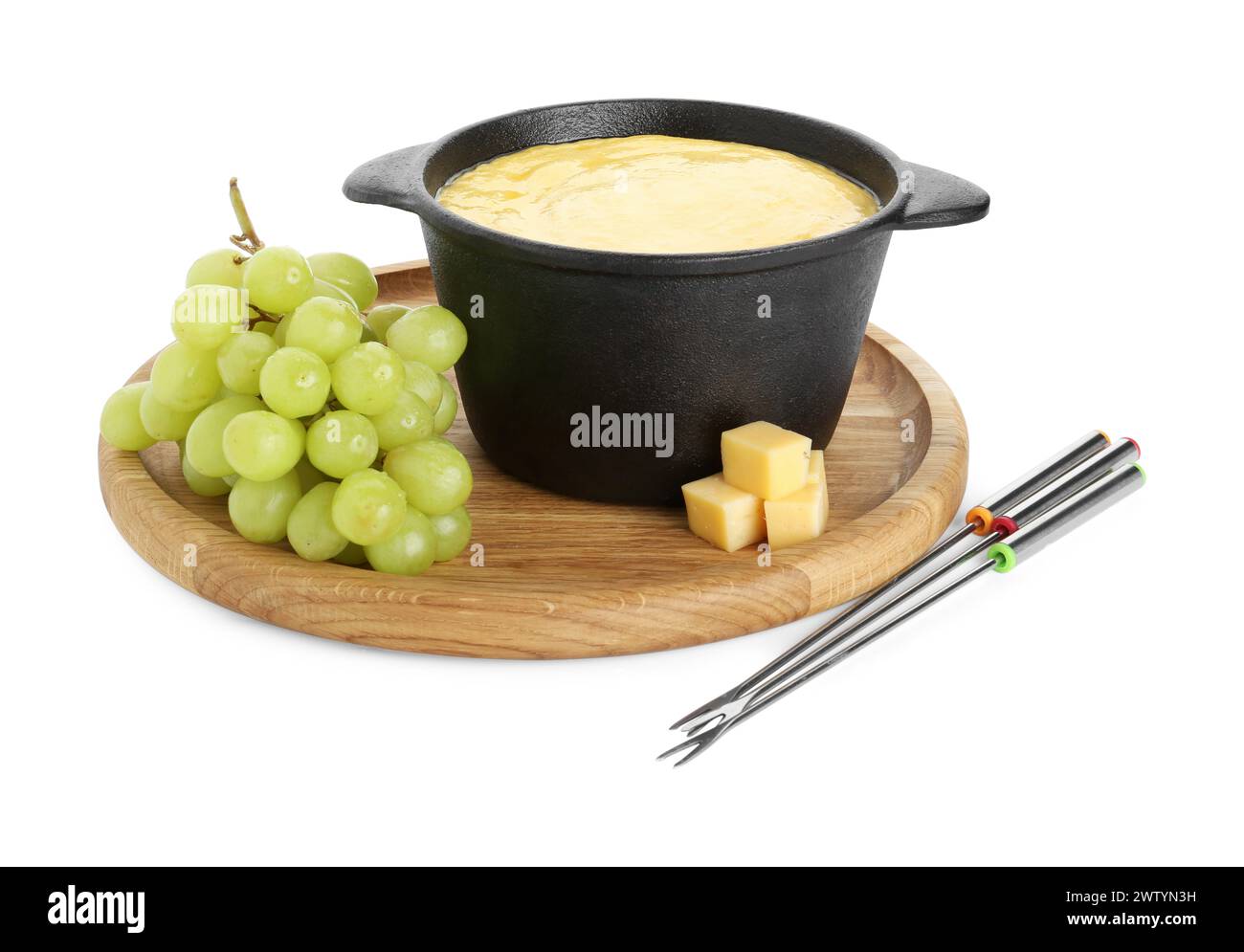 Fondue au fromage fondu savoureux, fourchettes et raisins isolés sur blanc Banque D'Images