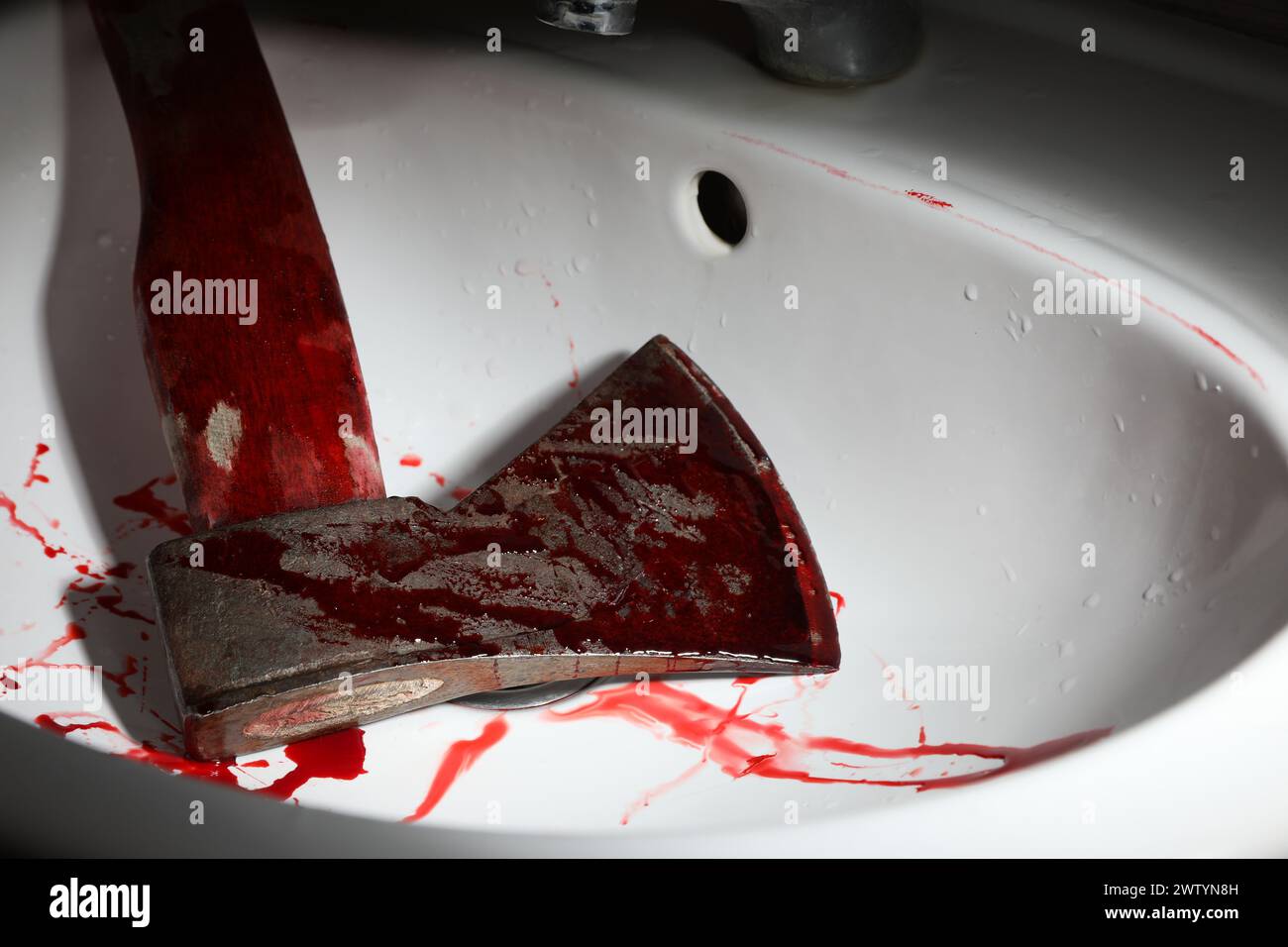 Hache avec du sang dans l'évier, vue rapprochée Banque D'Images