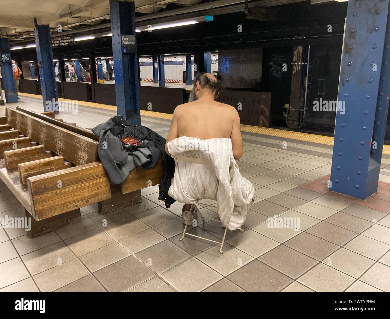 Homme sans-abri à la station de métro Port Authority-42nd St à New York le mercredi 13 mars 2024. (© Frances M. Roberts) Banque D'Images