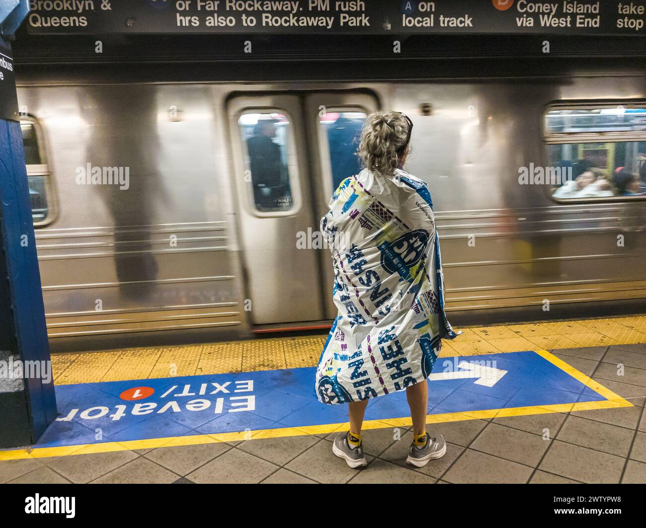 Finisseur du semi-marathon United Airlines à la 59e station St-Columbus Circle dans le métro de Midtown Manhattan à New York aprés course le dimanche 17 mars 2024. (© Richard B. Levine) Banque D'Images