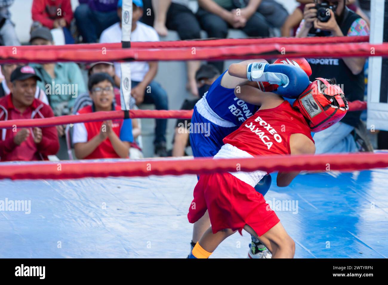 Oaxaca, Mexique - match de boxe des jeunes dans le zocalo. Banque D'Images