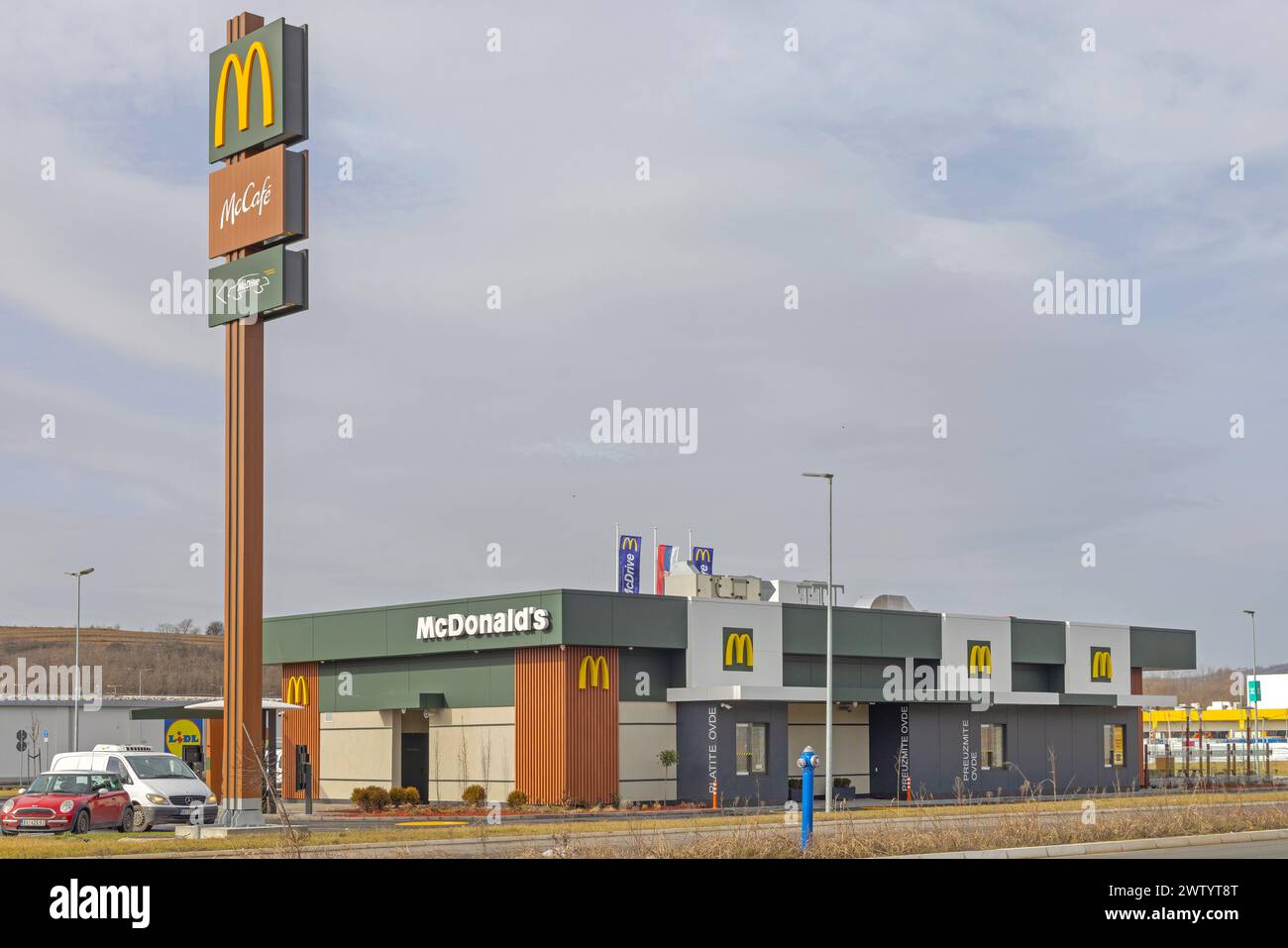 Belgrade, Serbie - 10 février 2024 : Fast Food Restaurant McDonalds avec Mc Drive à Ava Shopping Park Highway. Banque D'Images