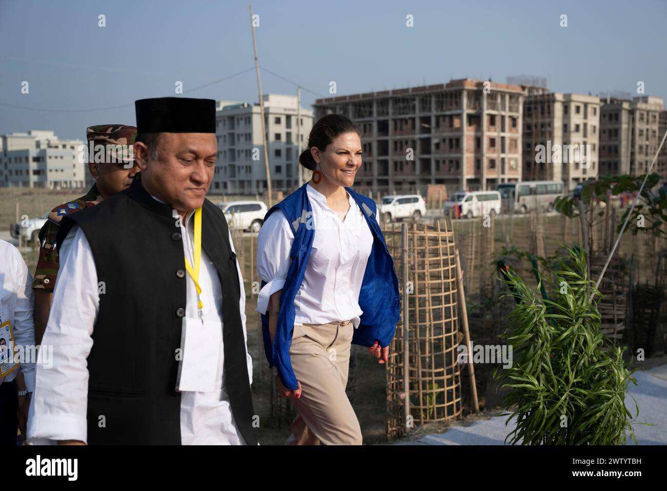 Bazar In, Bangladesh. 20 mars 2024. La princesse héritière Victoria avec une délégation a visité le projet du gouvernement du Bangladesh d'appartements d'évacuation pour les réfugiés climatiques - site du projet de logement de Khurushkul Ashrayan à Cox's Bazar, Bangladesh 20 mars 2024.le Bangladesh est l'un des pays du monde les plus exposés au changement climatique, où les communautés côtières et les îles comme Hatiya sont particulièrement vulnérables. La princesse héritière est au Bangladesh en tant qu'ambassadrice du Programme des Nations Unies pour le développement (PNUD). Photo : Henrik Montgomery/TT/code 10060 crédit : TT News Agency/Alamy Live News Banque D'Images