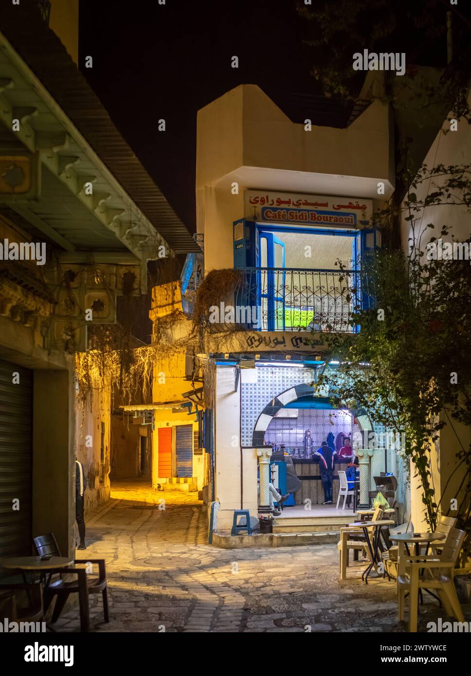 Un café la nuit dans l'ancienne médina de Sousse, Tunisie Banque D'Images