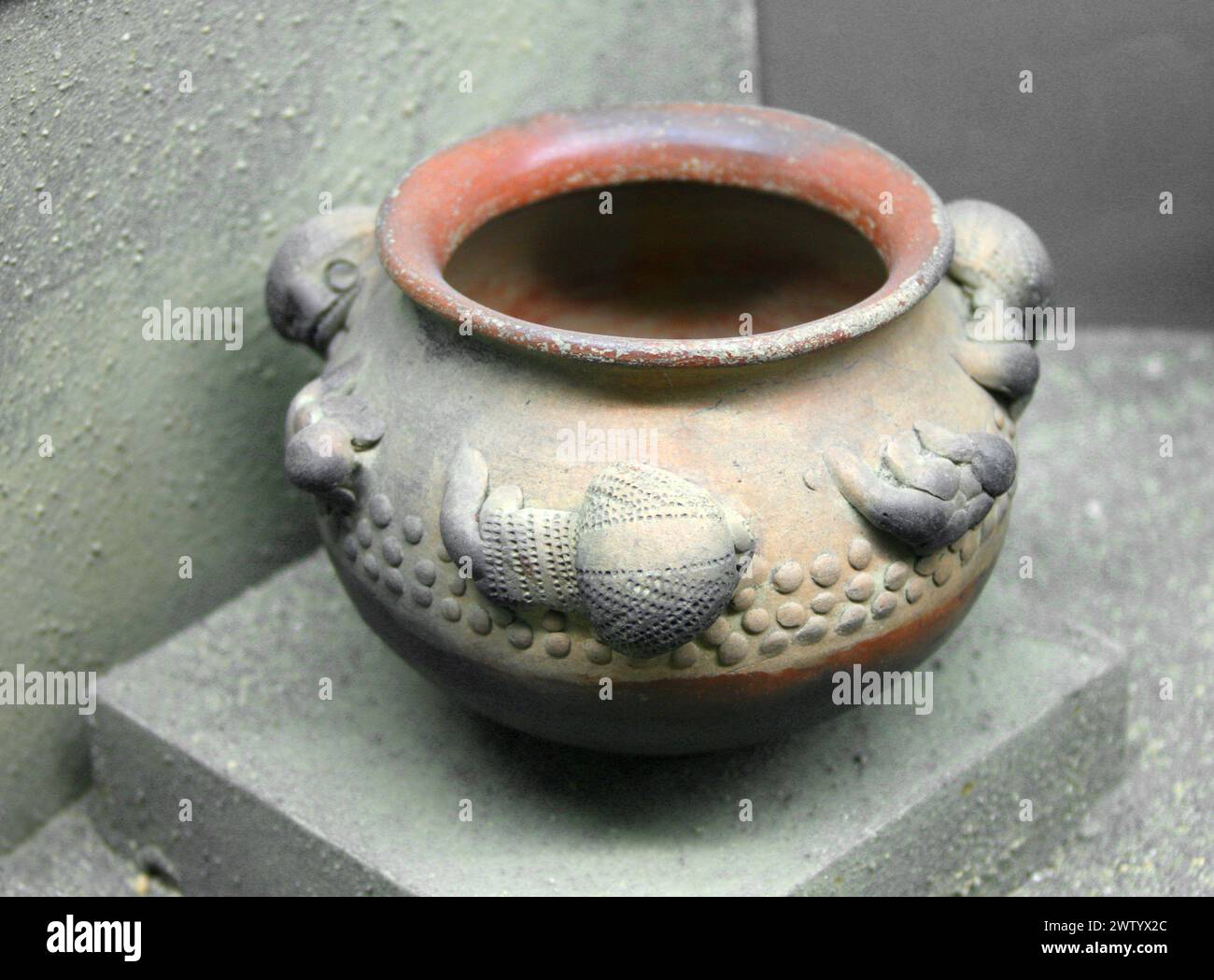 Poterie ancienne avec décoration de créature inhabituelle, Musée national, San Jose, Costa Rica. Banque D'Images