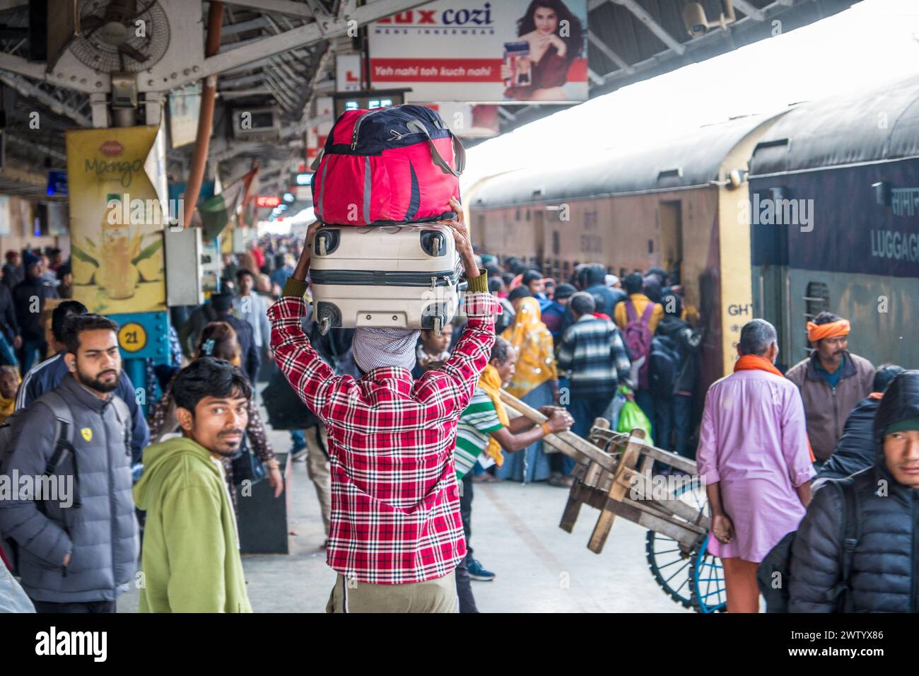 Porteurs transportant des marchandises à une gare ferroviaire dans le nord-est de l'Inde Banque D'Images