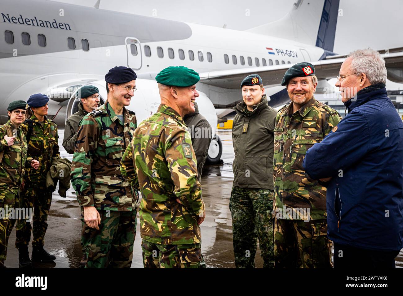 Royaume-Uni. 20-03-2024 sa Majesté le Roi visite l'opération Interflex au Royaume-Uni. L’opération Interflex est un programme de formation visant à former des recrues ukrainiennes à devenir soldats. La semaine dernière, un nouveau lot de deux cents soldats a commencé. Le lieu de formation est dans le nord de l'Angleterre. Les pays-Bas contribuent à ce programme de formation depuis septembre 2022. Environ 34 500 Ukrainiens ont été formés jusqu'en 2023. Cette année, huit autres lots seront formés. Chaque lot compte deux cents recrues. La formation est assurée par une unité de l'Armée royale néerlandaise et contre Banque D'Images