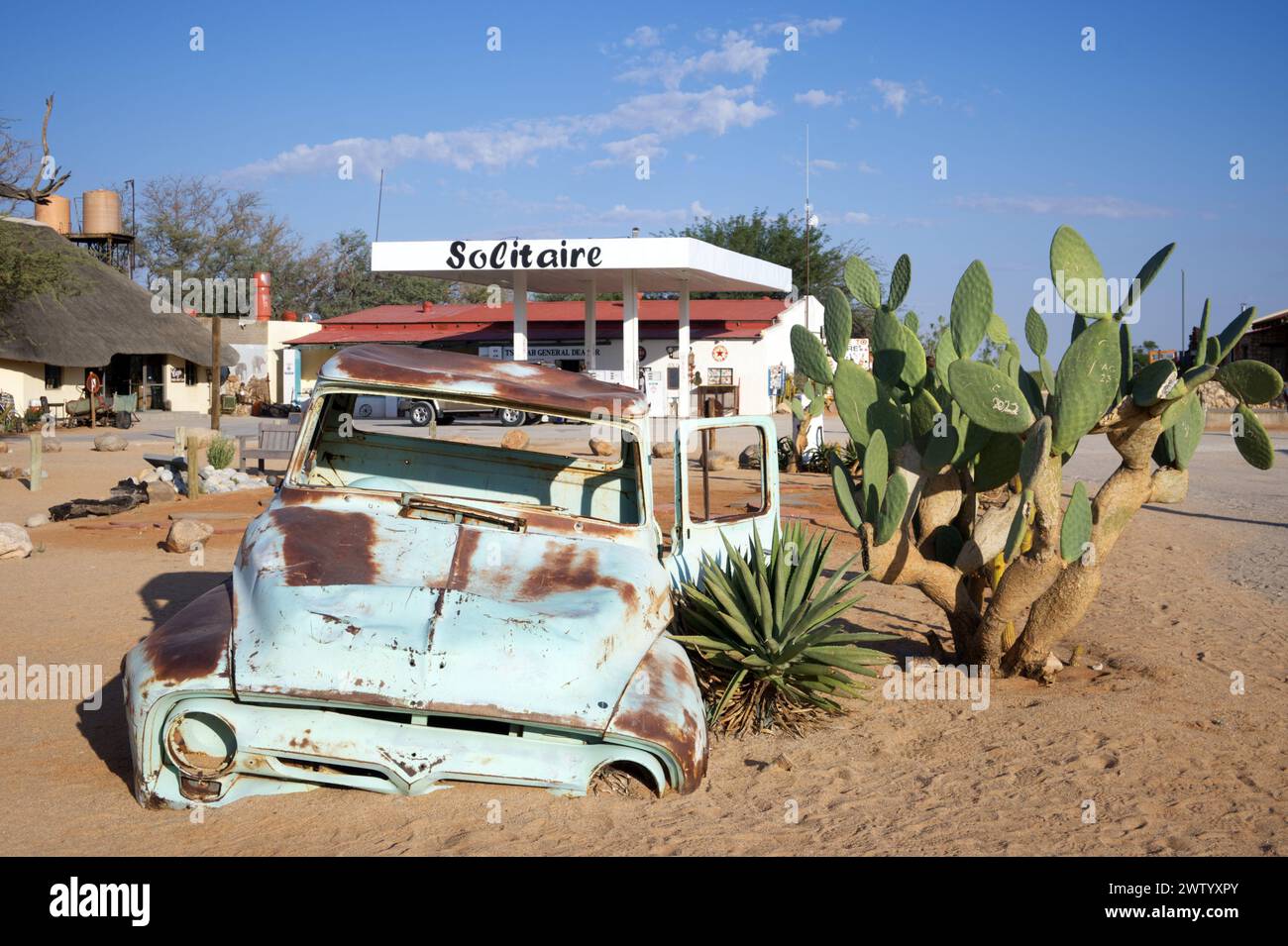 Voitures anciennes dans un petit endroit appelé Soitaire au cœur du désert du Namib, Namibie, Afrique australe Banque D'Images