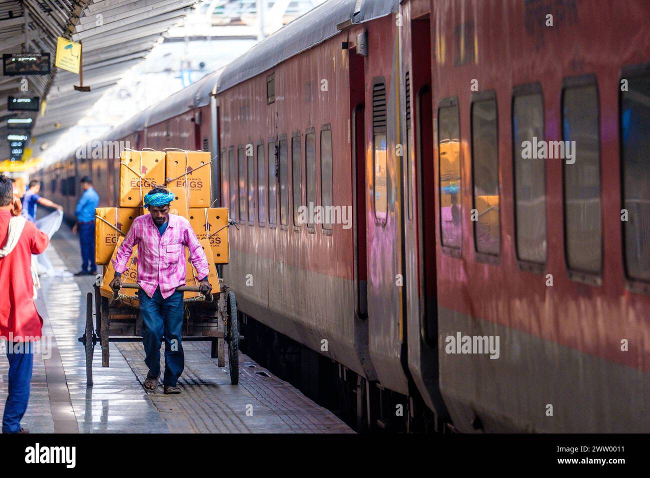 Porteurs transportant des marchandises à une gare ferroviaire dans le nord-est de l'Inde Banque D'Images