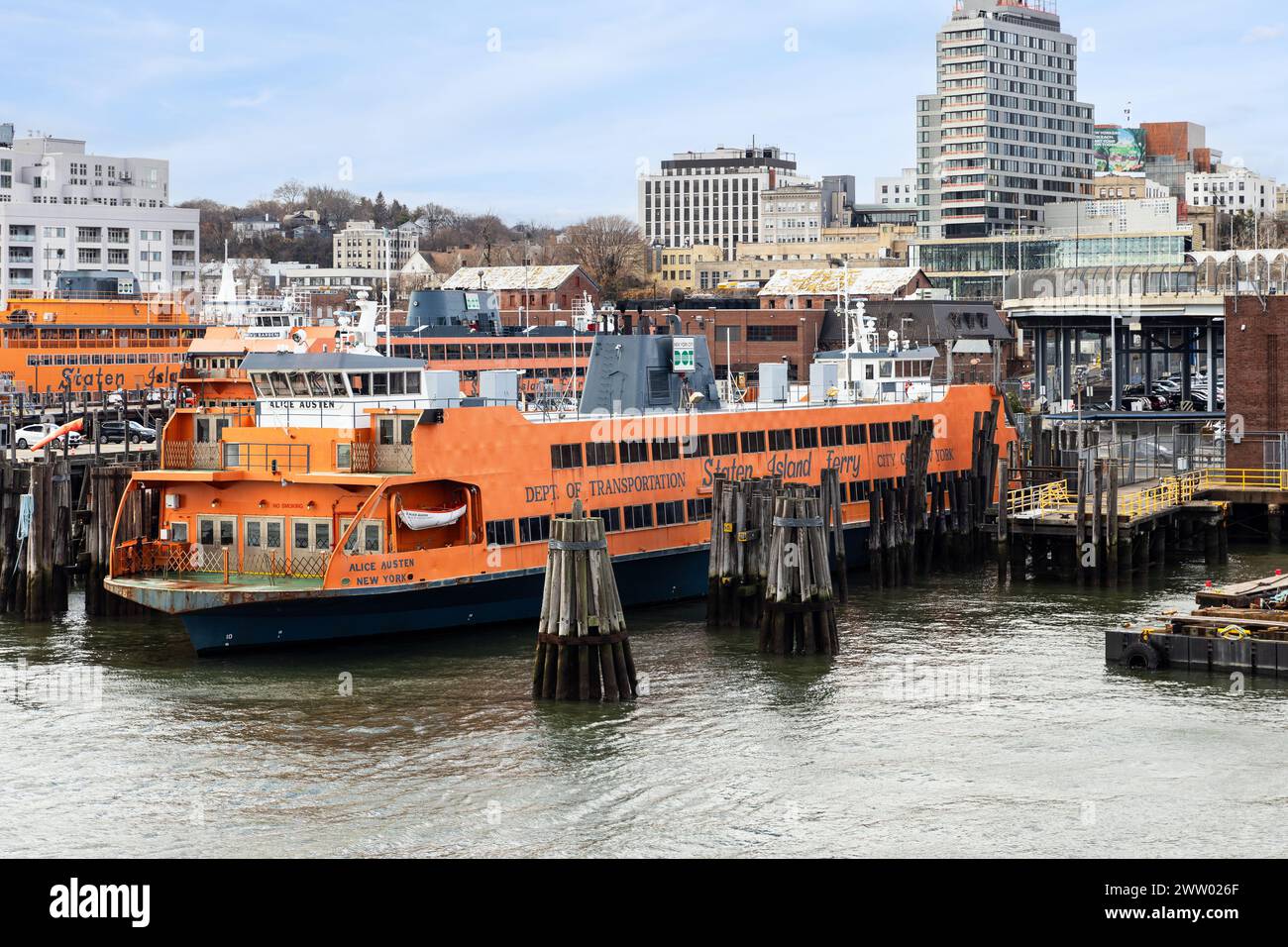 Un ferry de Staten Island a accosté à Staten Island après avoir transporté des gens de Lower Manhattan. Banque D'Images