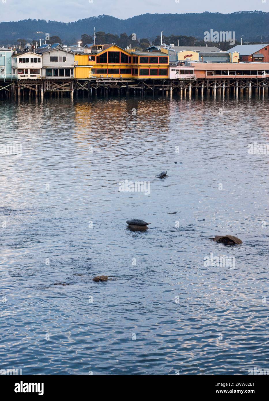 Des bâtiments colorés avec des boutiques et des restaurants bordent le célèbre quai des pêcheurs surplombant le port de Monterey, en Californie Banque D'Images