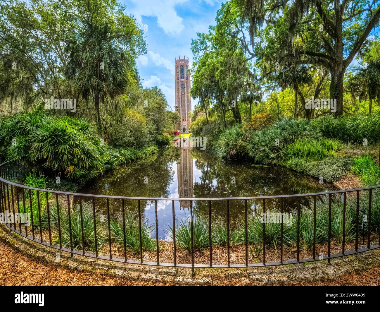 Singing Tower at Bok Tower Gardens est un monument historique national sur le registre national des lieux historiques au sommet de Iron Mointain dans le lac Wales Florid Banque D'Images