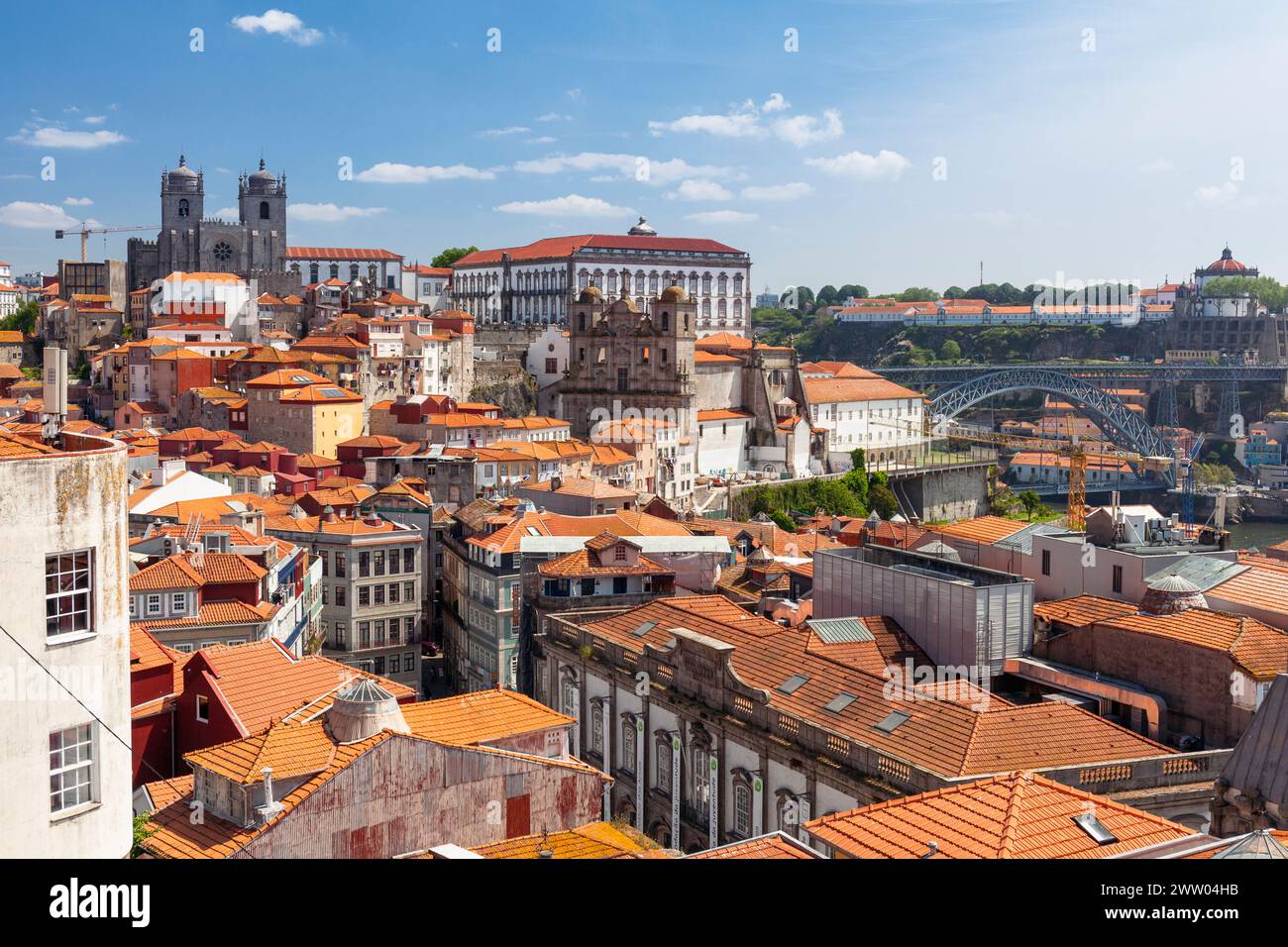 Portugal, Porto, vue sur le quartier de Ribeira depuis le point pittoresque Miradouro da Vitória Banque D'Images