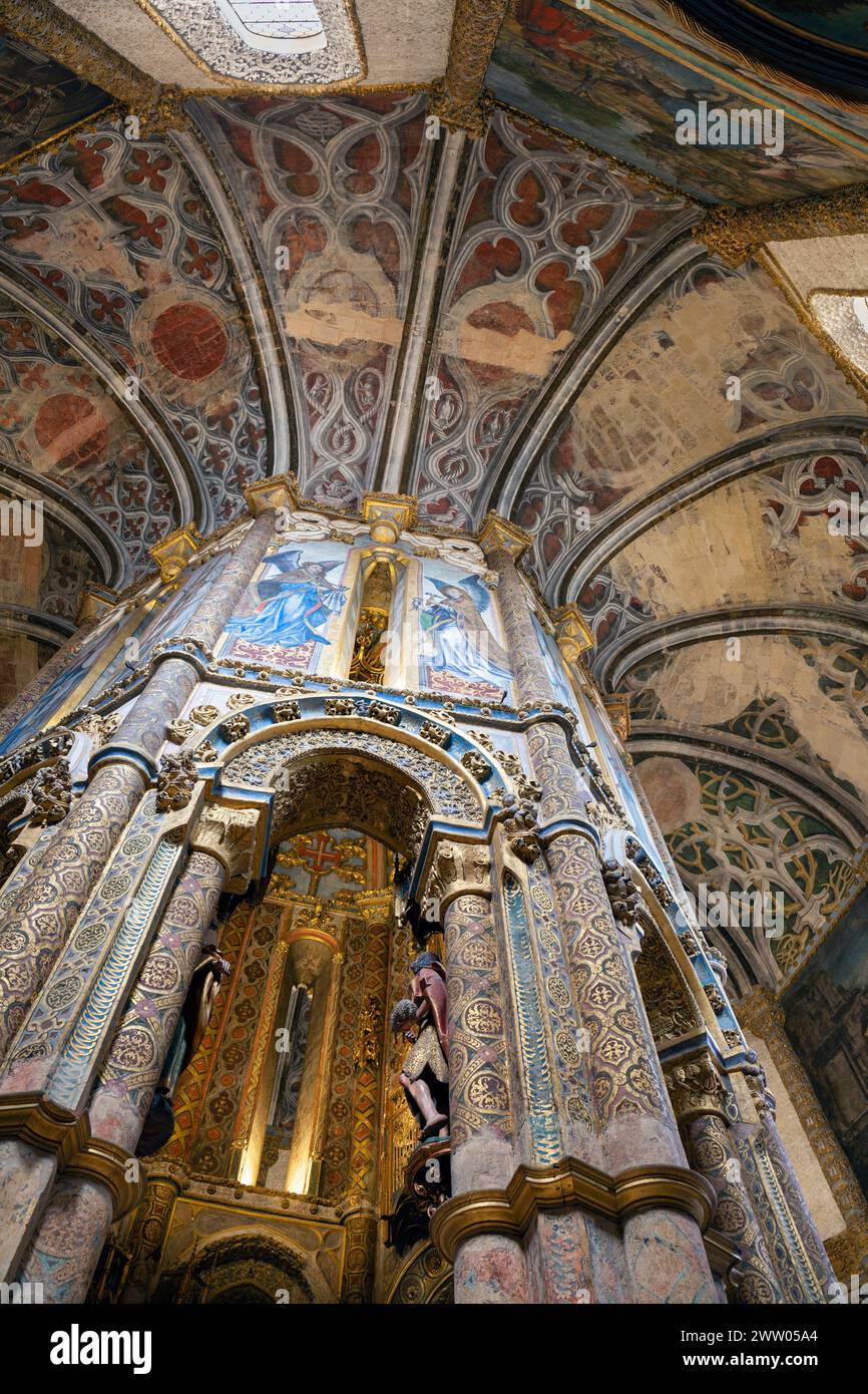 Portugal, Tomar, intérieur de l'église ronde du couvent du Christ (Convento de Cristo) montrant le plafond peint en gothique tardif Banque D'Images