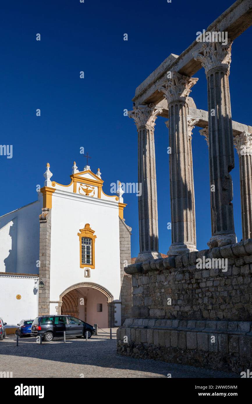 Portugal, région de l'Alentejo, Évora, le temple romain d'Évora (Templo Romano de Évora) et l'église Saint-Jean l'évangéliste Banque D'Images