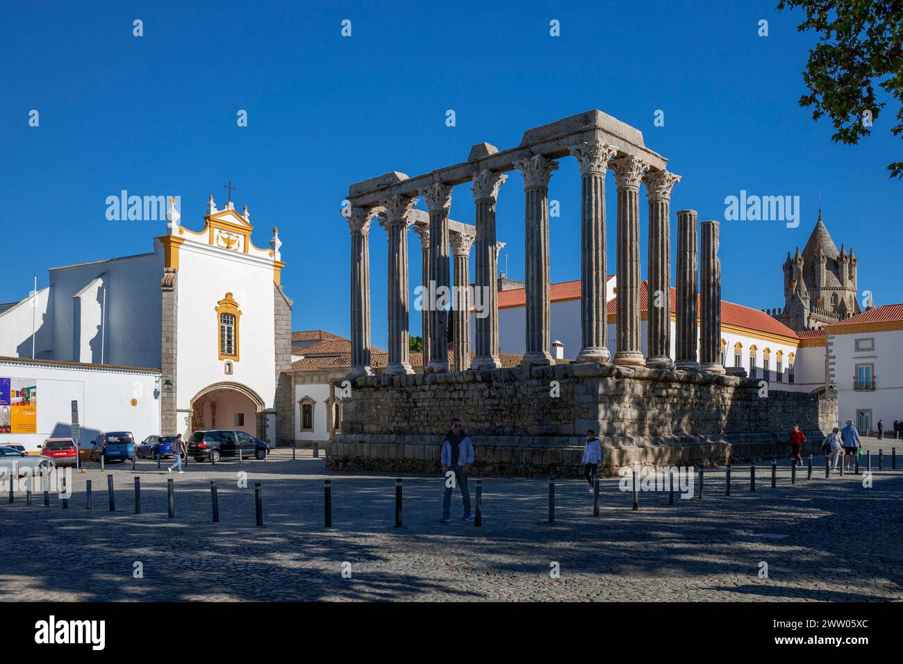 Portugal, région de l'Alentejo, Évora, le temple romain d'Évora (Templo Romano de Évora) et l'église Saint-Jean l'évangéliste Banque D'Images