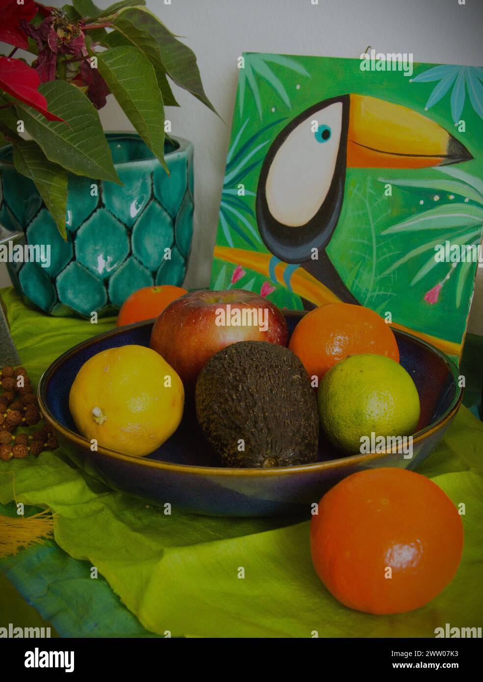 Nature morte - fruits dans un bol sur une table Banque D'Images
