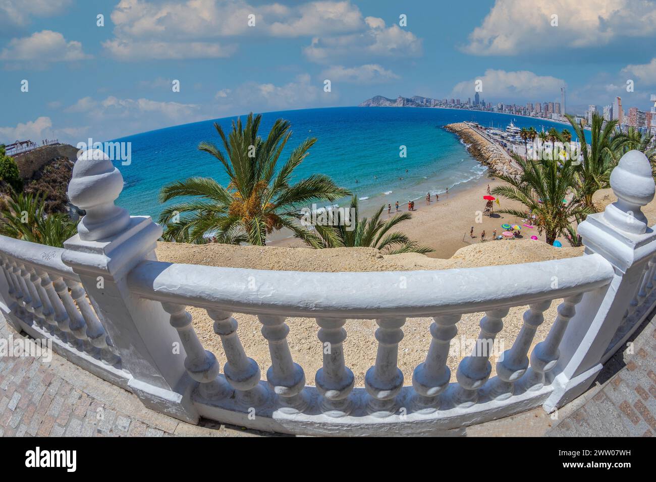 BENIDORM, ESPAGNE - 13 AOÛT 2020 : vue panoramique sur le paysage urbain de Benidorm depuis le balcon de la Méditerranée. La ville est considérée comme le Manhattan Banque D'Images