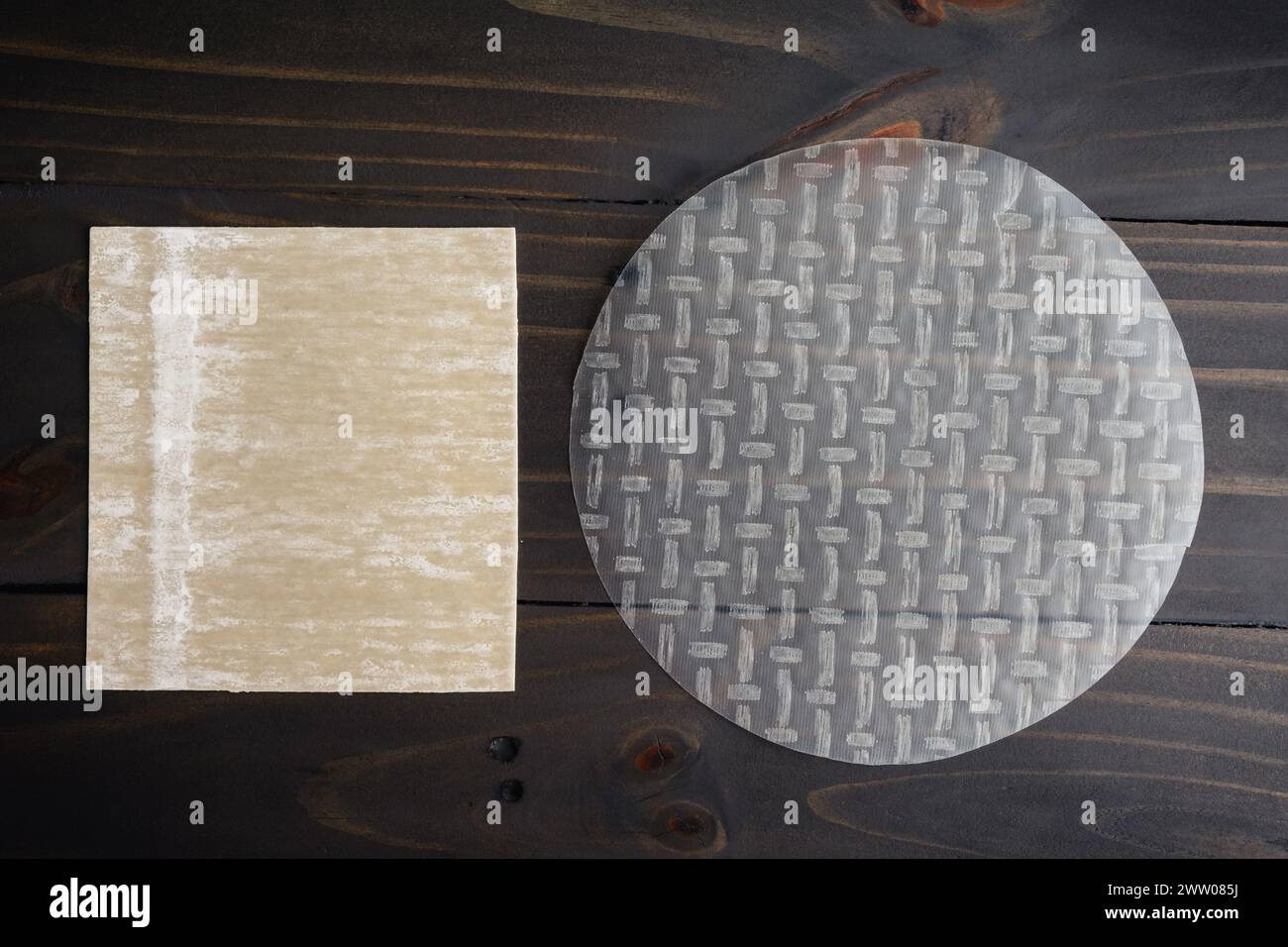 Comparaison de l'emballage en rouleau d'oeuf et de l'emballage en papier de riz : comparaison d'un emballage en rouleau de farine de blé et d'oeuf avec un emballage en papier de riz Banque D'Images