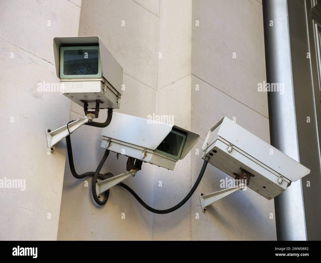 Caméras de vidéosurveillance surveillant l'extérieur du bâtiment, Royaume-Uni Banque D'Images