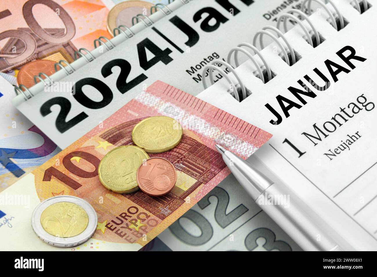 Deutscher Mindestlohn 12,41 Euro und Kalender mit Datum 1. Januar 2024 Banque D'Images