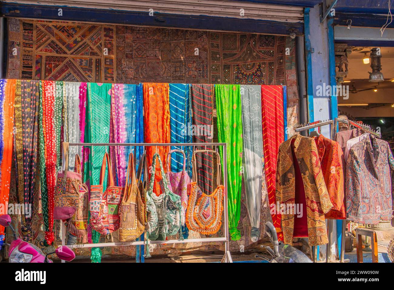 Robe traditionnelle Rajasthan et sacs accrochés dans la rue dans un magasin à Jodhpur, en Inde. Banque D'Images