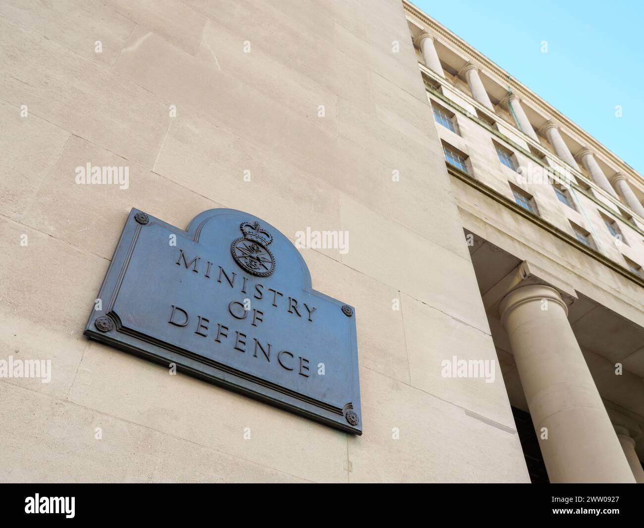 Panneau devant le bâtiment du ministère de la Défense sur Whitehall, Londres, Royaume-Uni Banque D'Images