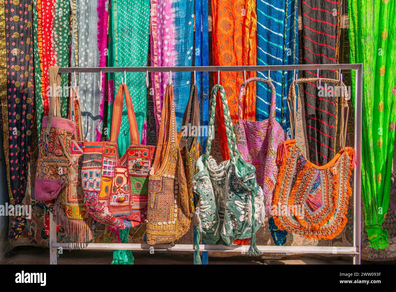 Robe traditionnelle Rajasthan et sacs accrochés dans la rue dans un magasin à Jodhpur, en Inde. Banque D'Images