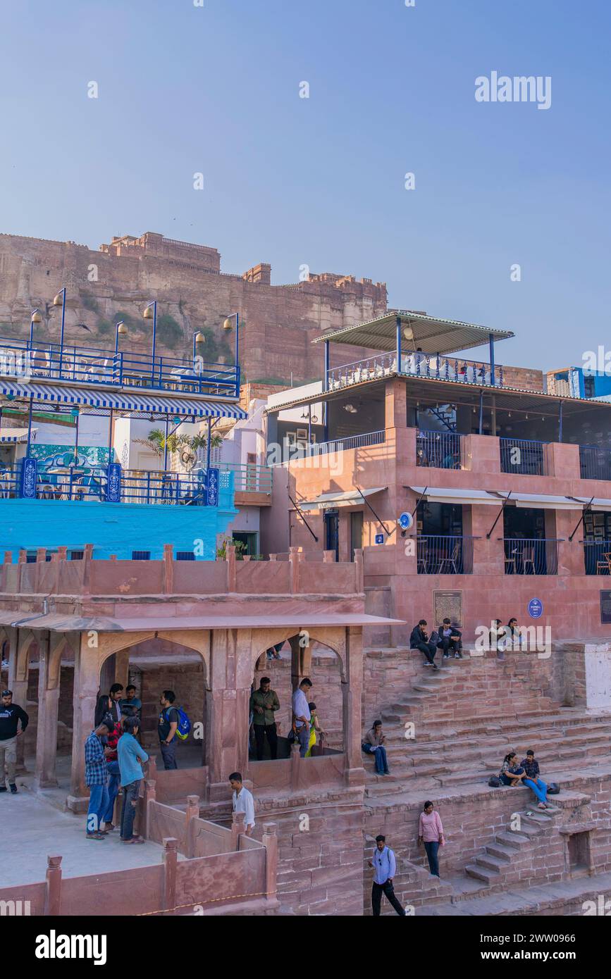 Jodhpur, Rajasthan, Inde - 17 décembre 2023 : vue sur les marches appelées Toorji Ka Jhalra Bavdi dans la ville bleue de jodhpur, arrière-plan le Fort Banque D'Images
