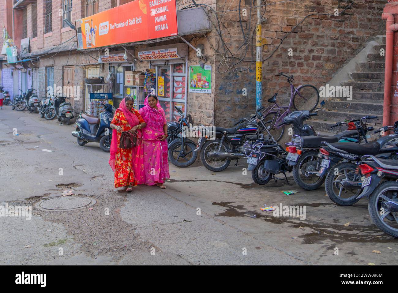 Jodhpur, Rajasthan, Inde - décembre 2023 : vue sur la rue avec deux femmes dans la vieille ville de la ville bleue Jodhpur en Inde Banque D'Images