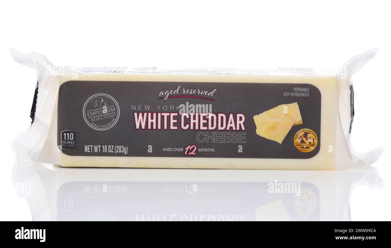 IRVINE, CALIFORNIE - 8 mars 2024 : un paquet de fromage Cheddar blanc Emporium Selection New York. Banque D'Images