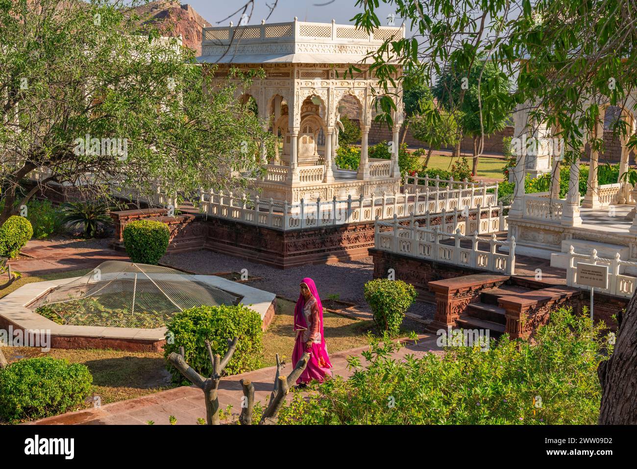 Jodhpur, Inde - décembre 2023 : une femme dans la cour du mausolée Jaswant Thada à Jodhpur, Rajasthan, Inde Banque D'Images