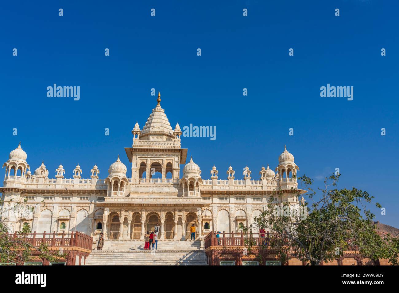 Jodhpur, Inde - décembre 2023 : le mausolée Jaswant Thada avec des gens sur les marches à Jodhpur, Rajasthan, Inde Banque D'Images
