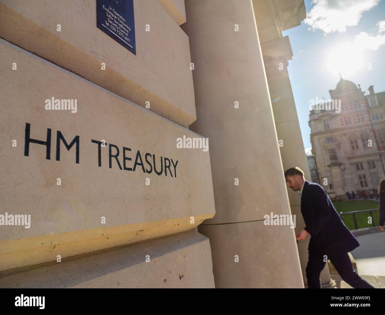 Panneau devant le bâtiment HM treasury sur Whitehall, Londres, Royaume-Uni Banque D'Images