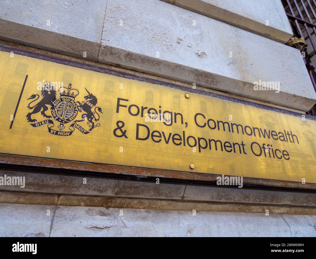 Panneau devant le bâtiment du Foreign, Commonwealth and Development Office sur Whitehall, Londres, Royaume-Uni Banque D'Images