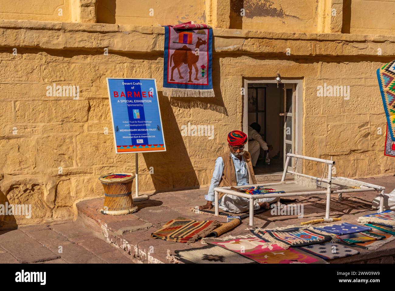 Jodhpur, Inde - décembre 2023 : un vieil homme vendant des tapis faits à la main au fort de Mehrangarh à Jodhpur, Rajasthan, vertical Banque D'Images