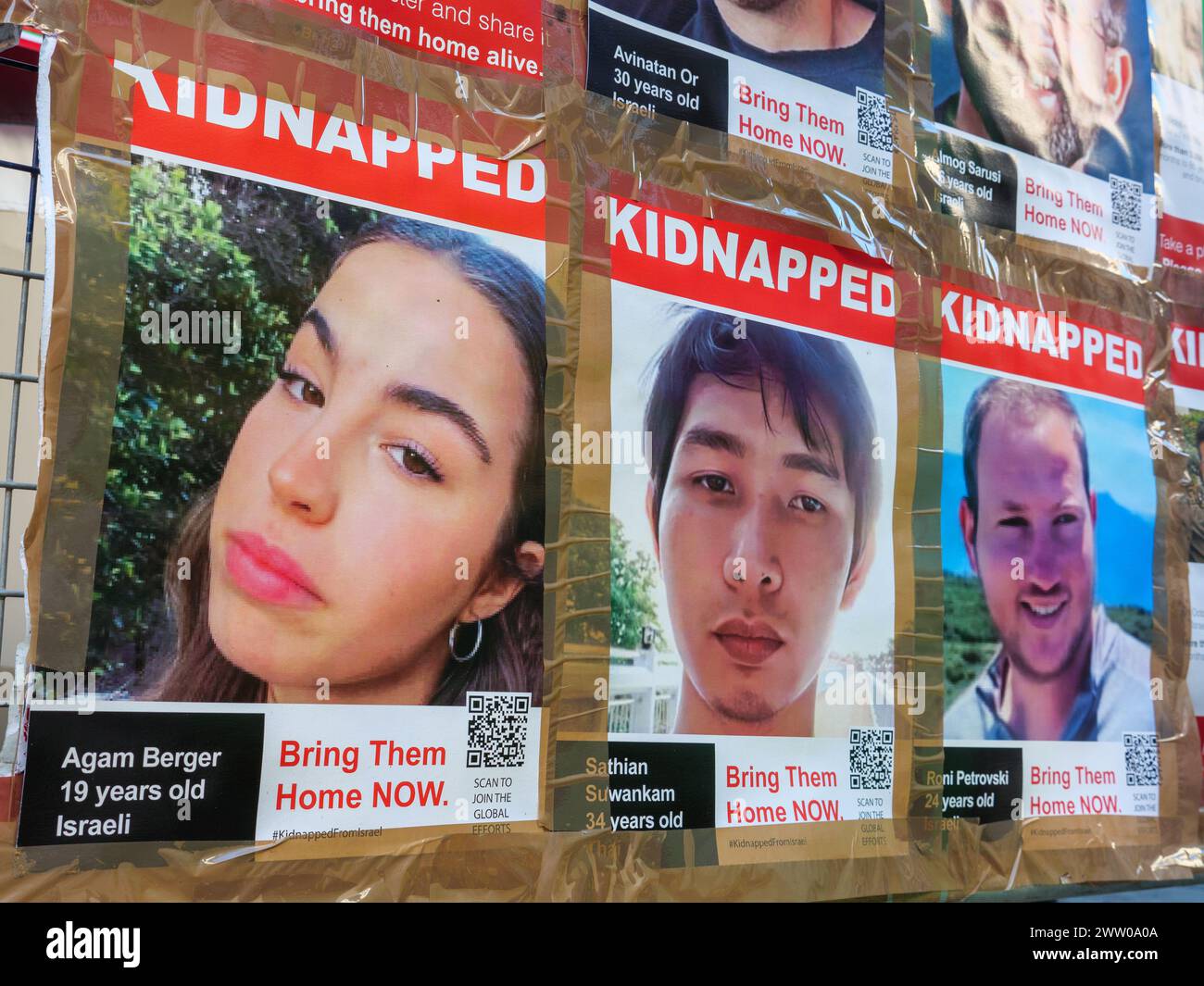 Affiches de certaines des victimes de l'attaque terroriste du 7 octobre 2023 qui ont été enlevées d'Israël par des terroristes du Hamas, Londres, Royaume-Uni Banque D'Images