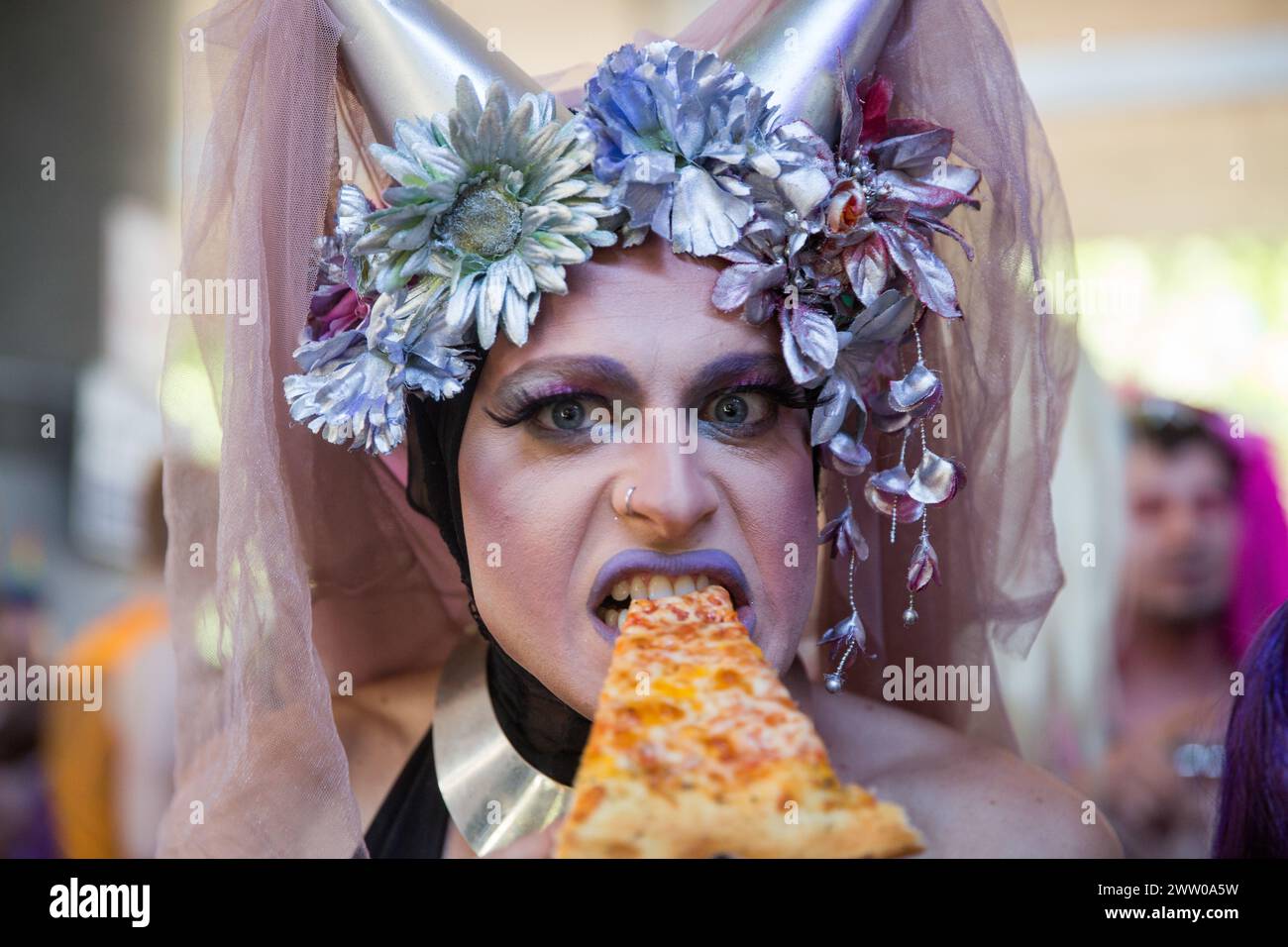 Drag Queen mangeant Pizza Banque D'Images