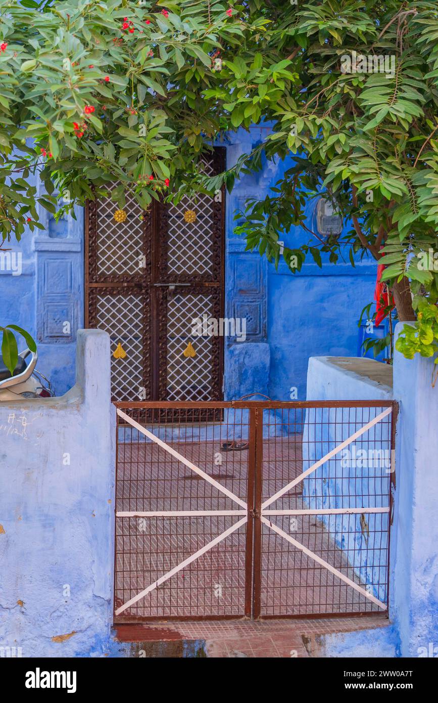 Une entrée de maison à la célèbre passerelle dans la ville bleue de Jodhpur au Rajasthan, en Inde Banque D'Images