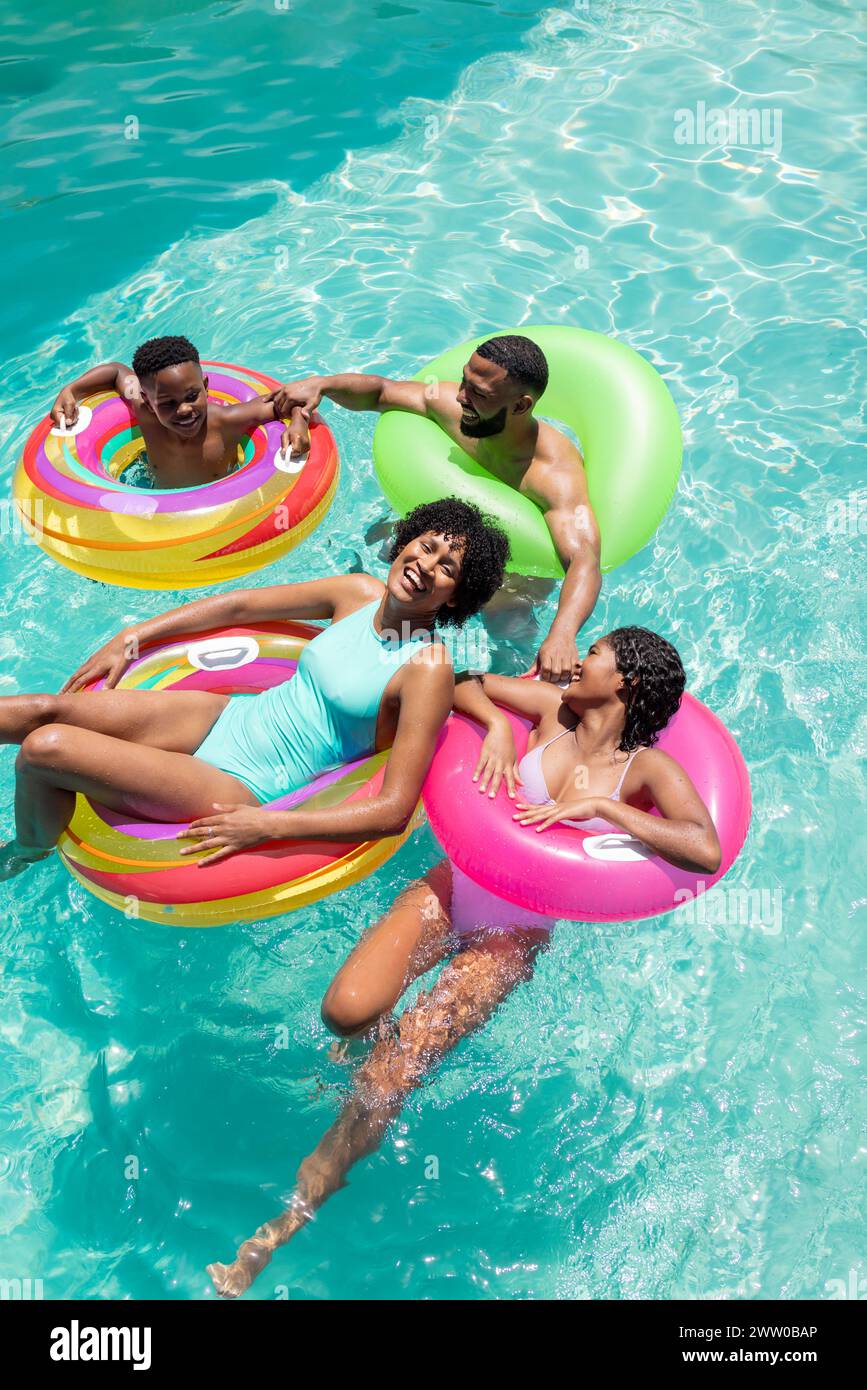 Une famille d'Afro-Américains profite d'une journée ensoleillée dans la piscine Banque D'Images