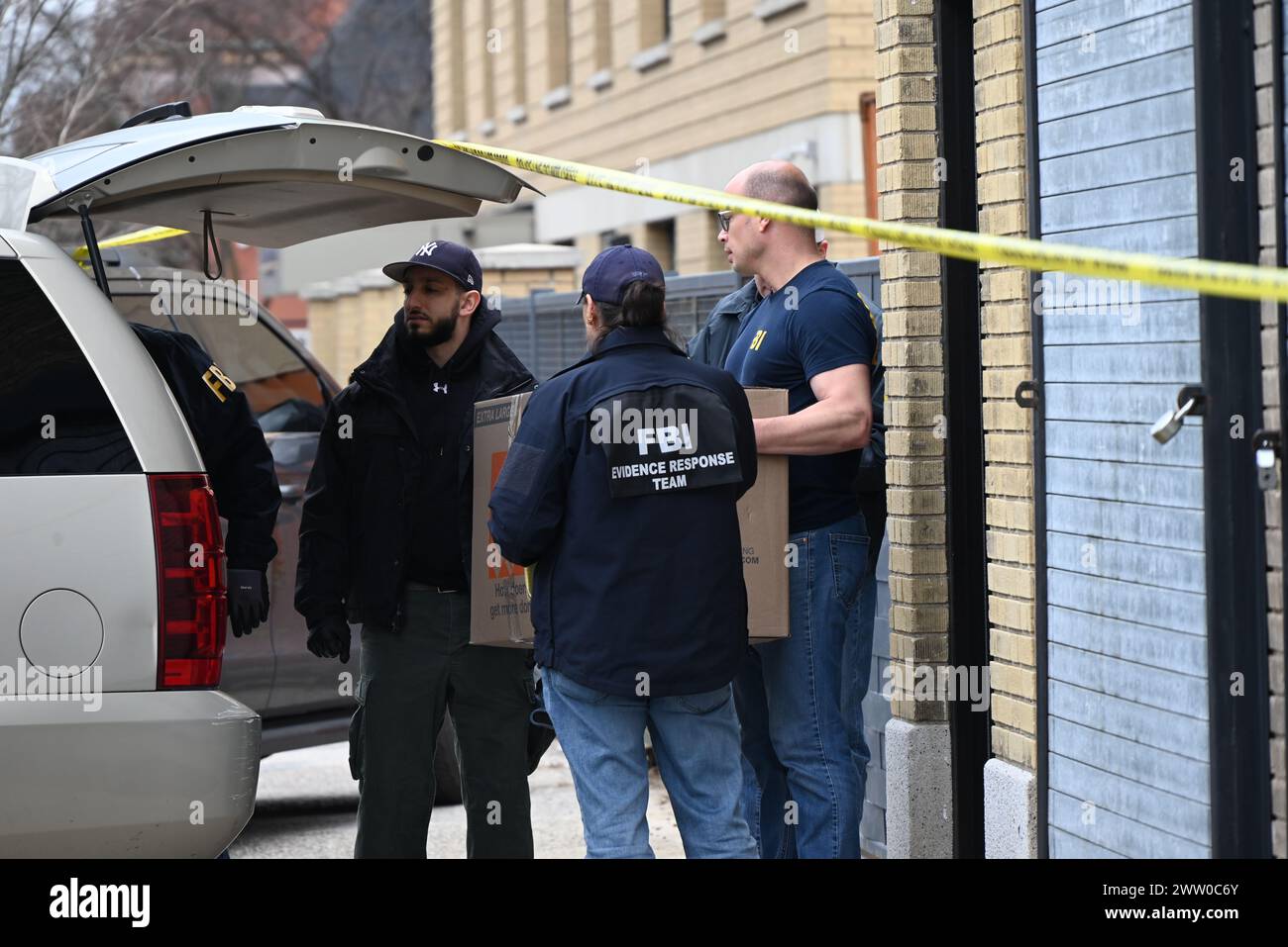 Plusieurs agents du FBI recueillent des preuves dans un entrepôt suite à un double homicide à Mount Vernon. Dans la matinée du mardi 19 mars 2024, une tentative de vol et de fusillade a eu lieu au 137 South 5th Avenue dans la ville de Mount Vernon, New York. Une personne est décédée sur les lieux, et une autre personne est décédée dans un hôpital local. La police locale, le NYPD et le FBI sont actuellement à la recherche du tireur. Les bandes de la police bouclent les lieux alors que l'enquête se poursuit toute la matinée de mercredi pour permettre au FBI de recueillir des preuves sans entrave. Banque D'Images