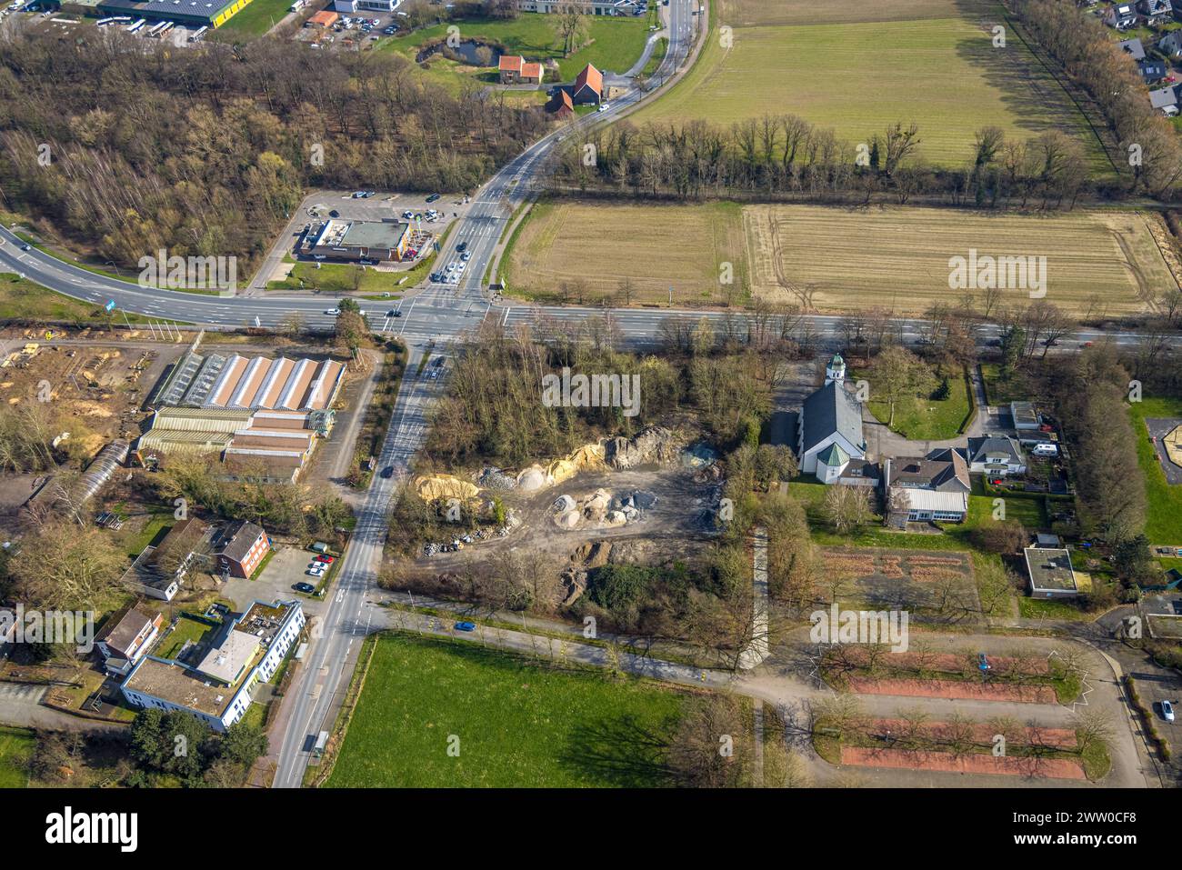 Luftbild, Straßenkreuzung Werler Straße und Ostdorfstraße, kath. Kirche Elisabeth Berge, Baustelle an der Ostdorfstraße, Gelände ehemaliges Gartencenter-Kley, Stadtbezirk Rhynern, Hamm, Ruhrgebiet, Rhénanie-du-Nord-Westfalen, Deutschland ACHTUNGxMINDESTHONORARx60xEURO *** vue aérienne, intersection Werler Straße et Ostdorfstraße, église catholique St Elisabeth Berge, chantier sur Ostdorfstraße, site de l'ancien jardin Kley, district de Rhynern, Hamm, région de la Ruhr, Rhénanie-du-Nord-Westphalie, Allemagne ATTENTIONxMINDESTHONORARx60xEURO Banque D'Images