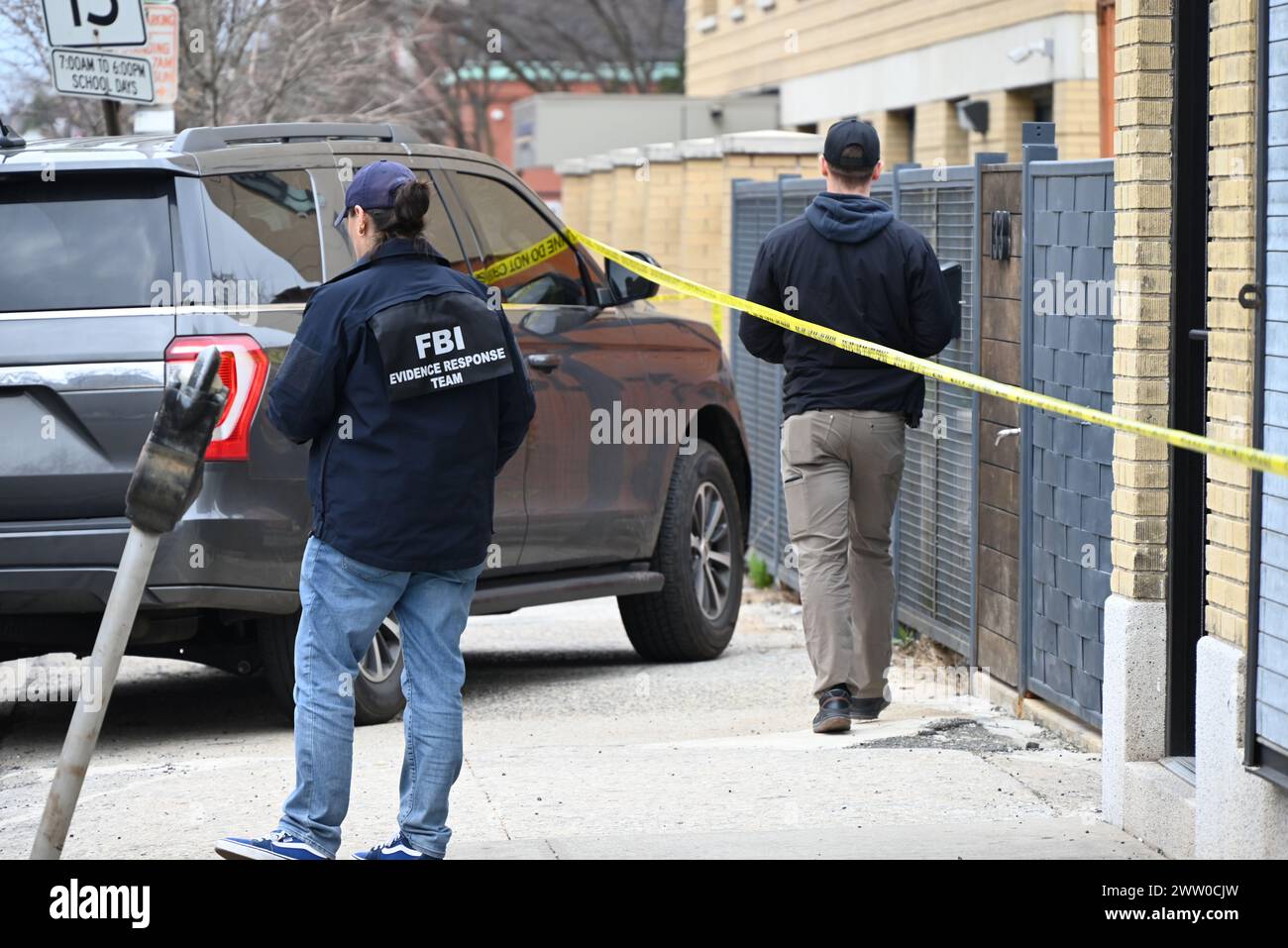 Plusieurs agents du FBI recueillent des preuves dans un entrepôt suite à un double homicide à Mount Vernon. Dans la matinée du mardi 19 mars 2024, une tentative de vol et de fusillade a eu lieu au 137 South 5th Avenue dans la ville de Mount Vernon, New York. Une personne est décédée sur les lieux, et une autre personne est décédée dans un hôpital local. La police locale, le NYPD et le FBI sont actuellement à la recherche du tireur. Les bandes de la police bouclent les lieux alors que l'enquête se poursuit toute la matinée de mercredi pour permettre au FBI de recueillir des preuves sans entrave. (Photo Banque D'Images