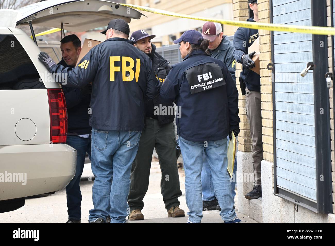 Des agents du FBI sont vus prendre diverses boîtes de preuves d'un entrepôt à un véhicule à la suite d'un double homicide à Mount Vernon. Dans la matinée du mardi 19 mars 2024, une tentative de vol et de fusillade a eu lieu au 137 South 5th Avenue dans la ville de Mount Vernon, New York. Une personne est décédée sur les lieux, et une autre personne est décédée dans un hôpital local. La police locale, le NYPD et le FBI sont actuellement à la recherche du tireur. Les cassettes de police bouclent les lieux alors que l'enquête se poursuit toute la matinée mercredi pour permettre au FBI de recueillir des preuves Banque D'Images