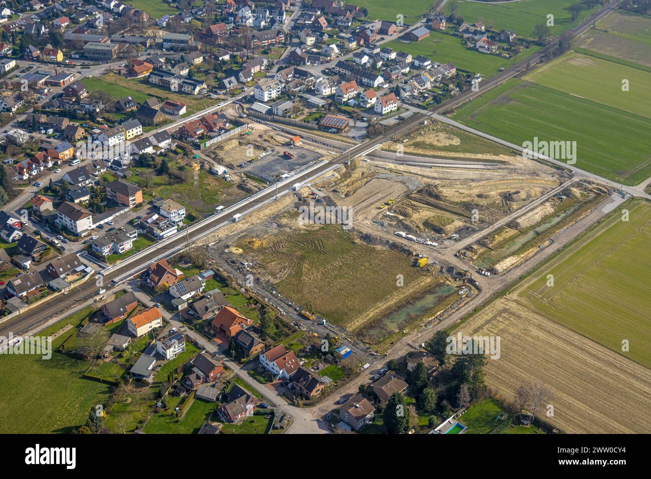 Luftbild, geplante Nahverkehrsverbindung mit Haltepunkt in Westtünnen, Baustelle am Südfeldweg und von-Straße für-Thünen den künftigen Bahnhaltepunkt, Wohnsiedlung, Stadtbezirk Rhynern, Hamm, Ruhrgebiet, Nordrhein-Westfalen, Deutschland ACHTUNGxMINDESTHONORARx60xEURO *** vue aérienne, projet de liaison de transport local avec arrêt à Westtünnen, chantier de construction à Südfeldweg et von Thünen Straße pour le futur arrêt ferroviaire, lotissement, quartier de Rhynern, Hamm, région de la Ruhr, Rhénanie du Nord-Westphalie, Allemagne ACHTUNGxMINDESTHONORARx60xEURO Banque D'Images