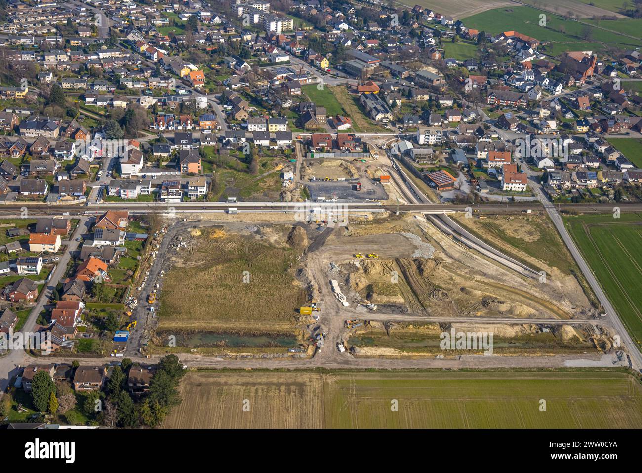 Luftbild, geplante Nahverkehrsverbindung mit Haltepunkt in Westtünnen, Baustelle am Südfeldweg und von-Straße für-Thünen den künftigen Bahnhaltepunkt, Wohnsiedlung, Stadtbezirk Rhynern, Hamm, Ruhrgebiet, Nordrhein-Westfalen, Deutschland ACHTUNGxMINDESTHONORARx60xEURO *** vue aérienne, projet de liaison de transport local avec arrêt à Westtünnen, chantier de construction à Südfeldweg et von Thünen Straße pour le futur arrêt ferroviaire, lotissement, quartier de Rhynern, Hamm, région de la Ruhr, Rhénanie du Nord-Westphalie, Allemagne ACHTUNGxMINDESTHONORARx60xEURO Banque D'Images